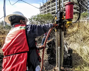 Ensaye de penetración estándar (SPT) con equipo mecánico